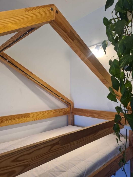 Łóżko drewniane piętrowe domek z 2 materacami