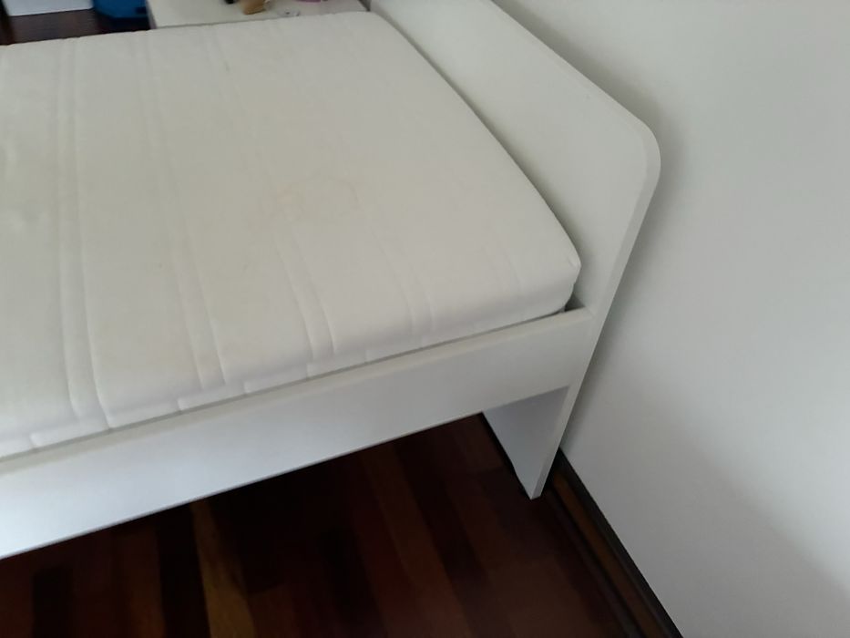 Cama Individual Branca 90x200 cm – Excelente Estado (Sem Colchão)