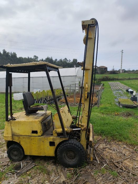 Torre de empilhador e empilhador para peças