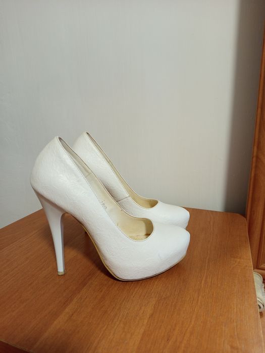 Продам туфлі на підборах