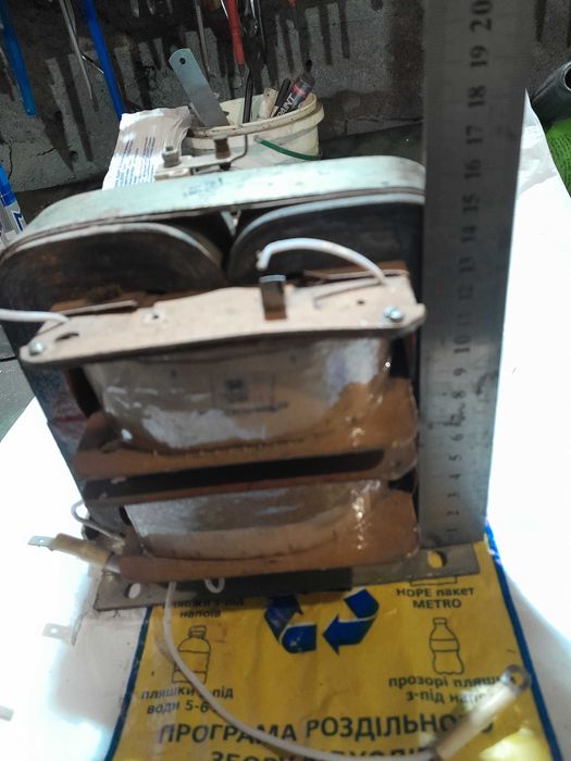 Большой трансформатор микроволновой печи.