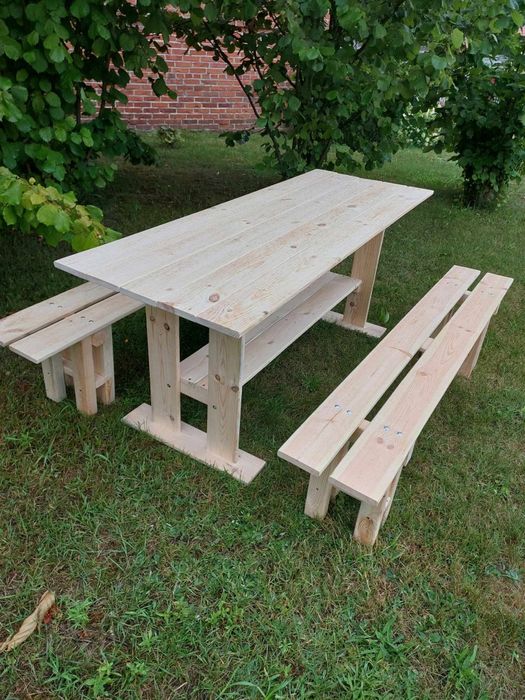 Stół wraz z ławkami