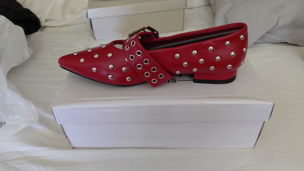 Sapato sabrina vinho com tachas