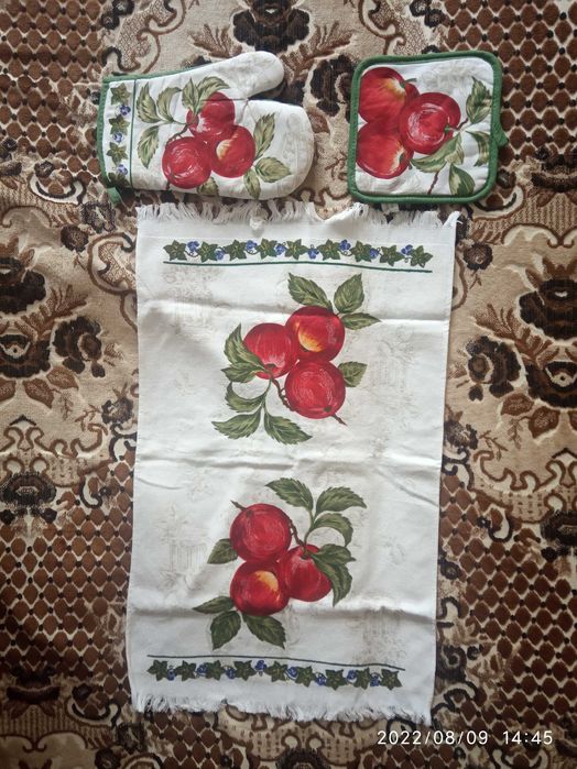 Продам комплект кухонный. Новый.