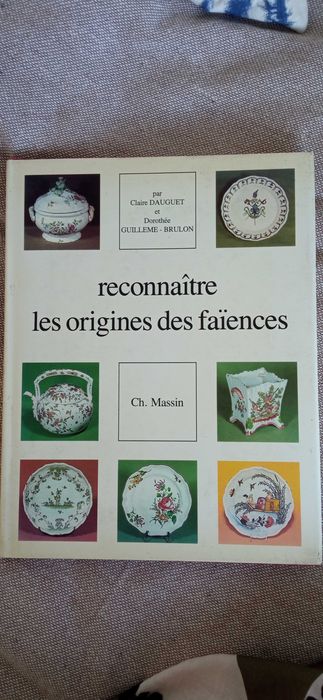 Livro em francês sobre a faiança francesa