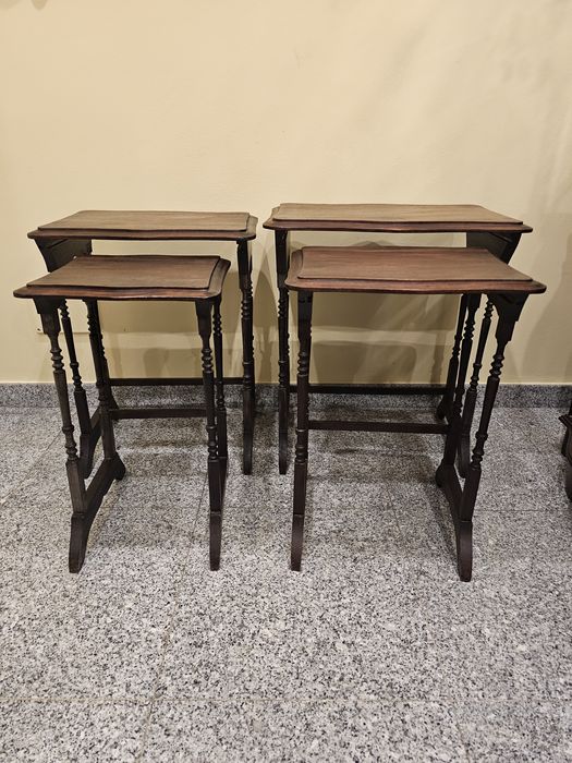 Conjunto de mesas de apoio de madeira