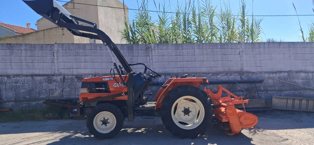 Tratror kubota com carregador frotal
