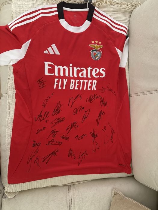 Camisola oficial do benfica assinada pelos jogares da seleção atual