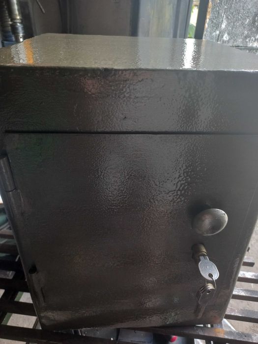 Сейф      металевий 2шт.