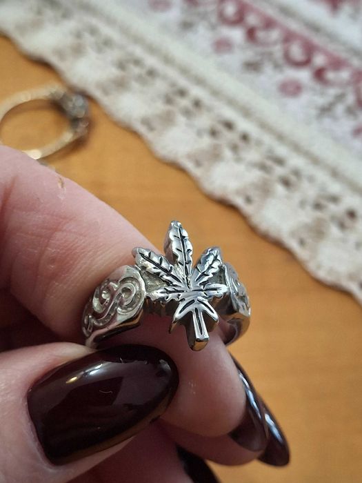 Каблучка срібна з рельєфним дизайном у вигляді канабісу