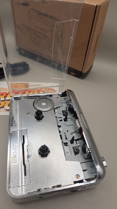 Przezroczysty walkman z funkcja przesyłania piosenek