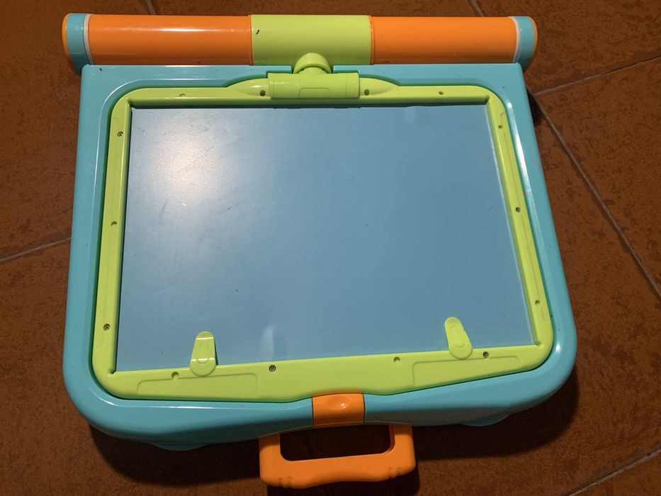 Quadro magnético infantil com letras e números.