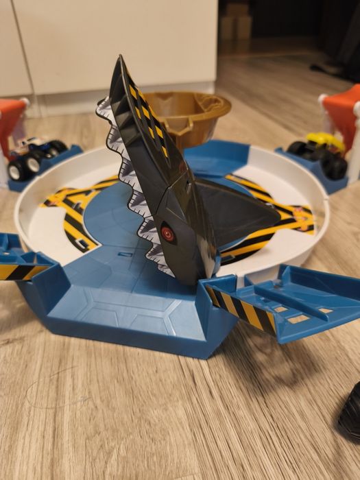 Hot wheels tor wyrzutnia  arena rekina monster trucks