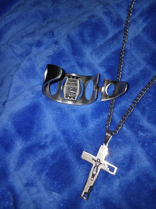 Fio com cruz de jesus Cristo e relógio da swatch