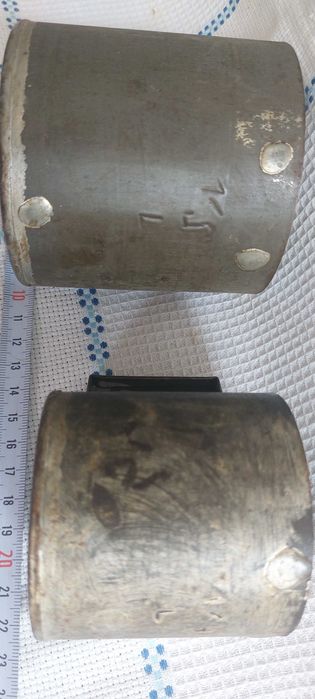 Duas medidas de líquidos em folha de flandres, 1/2 litro e 1/4 litro