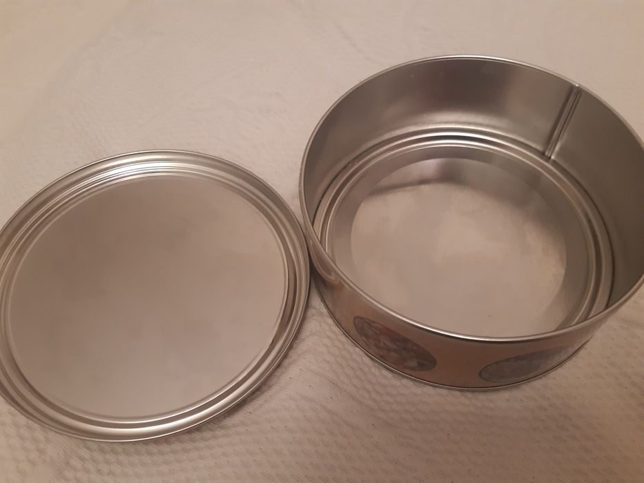 Жестяная металлическая коробка