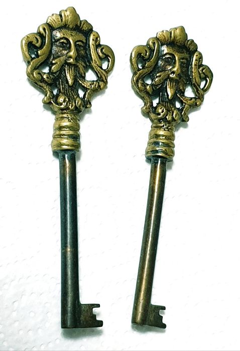 Raras antigas chaves em bronze com Mascarões