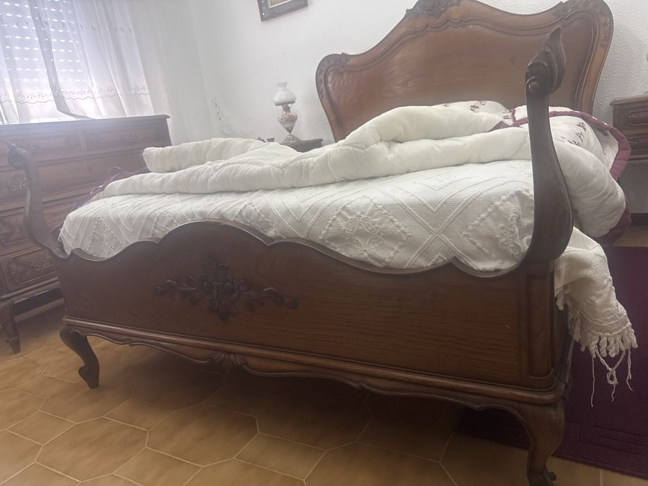 Cama de casal em Madeira com Colchao