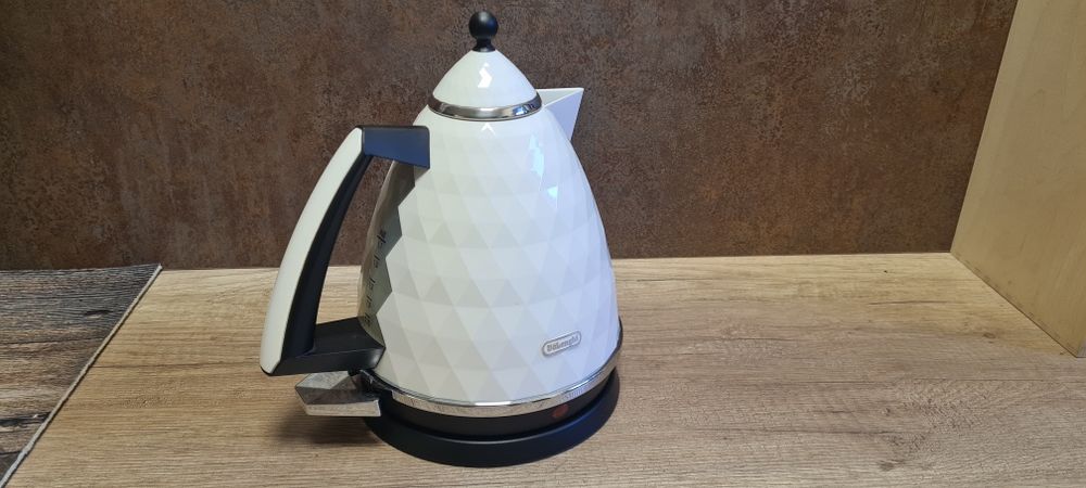 Czajnik DeLonghi Brillante 1,7l biały oryginalne opakowanie