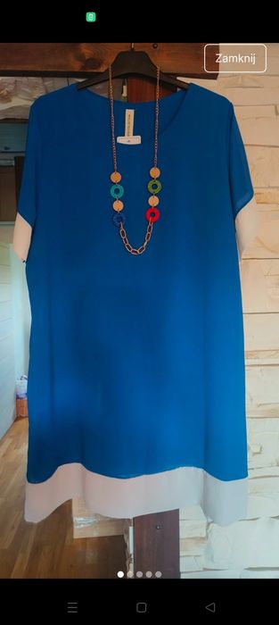 Piękna sukienka w kolorze chabrowym wykończona białymi wypustkami