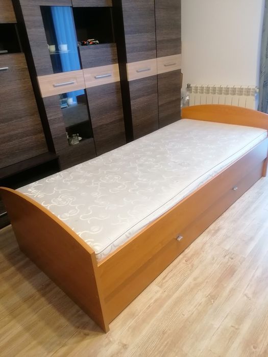 Łóżko 90x200  z materacem