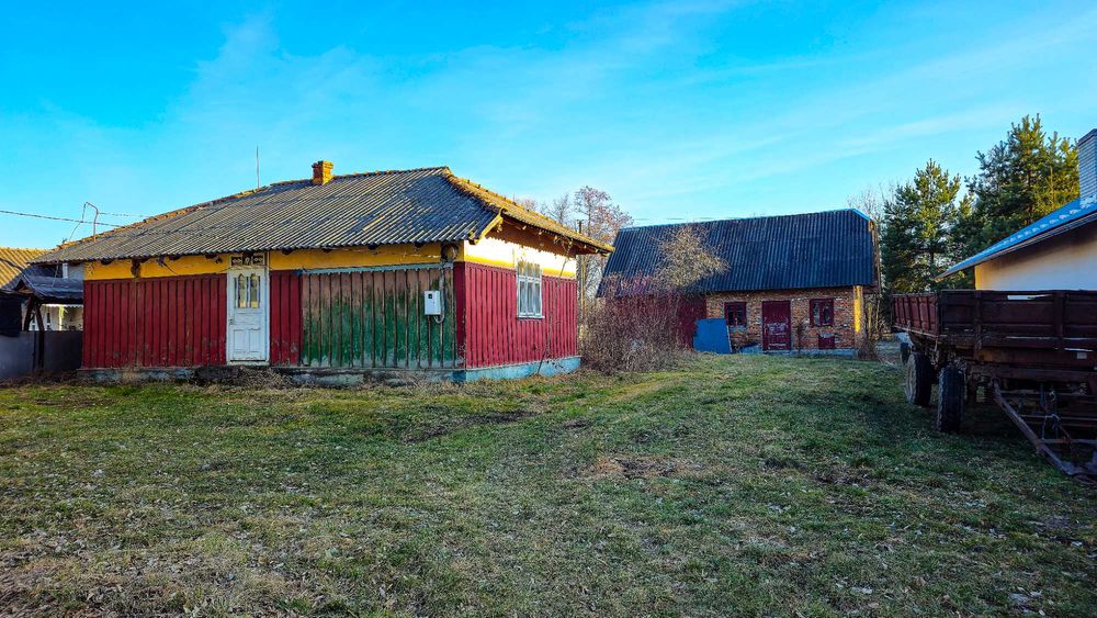 Продається будинок з ділянкою в селі Рожнів.