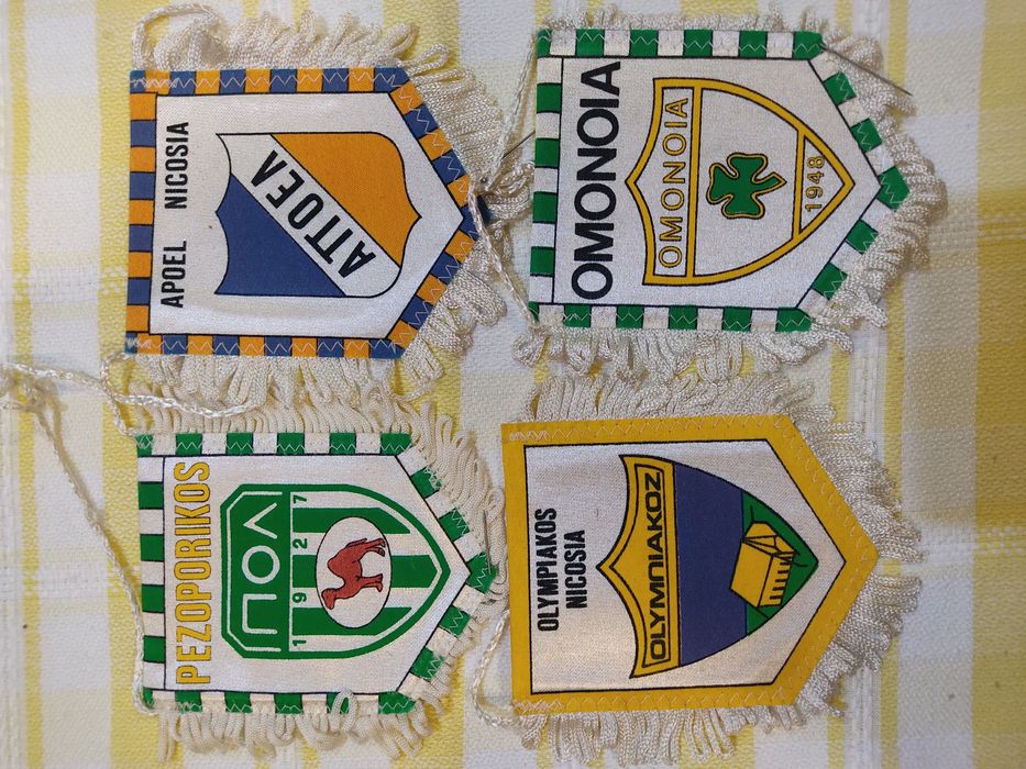 Galhardetes Chipre APOEL Olympiacos