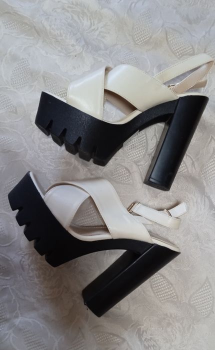 Босоніжки жіночі