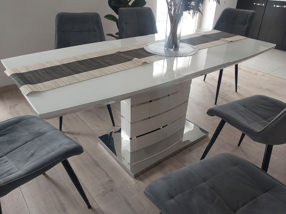 Nowoczesny stół z krzesłami