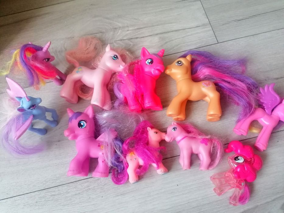 Koniki Pony z domkiem i karuzelą grającą