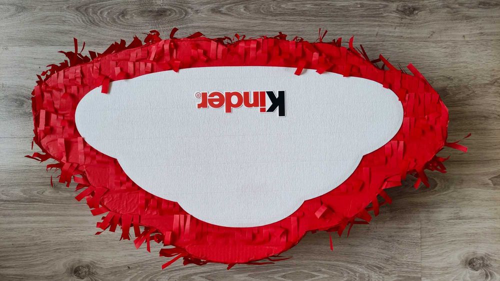 Piniata KINDER + zestaw naklejek do udekorowania.