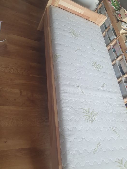 Łóżko z materacem