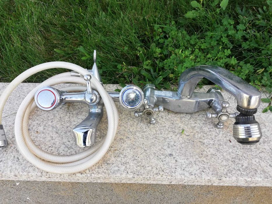 Duas torneiras misturadoras