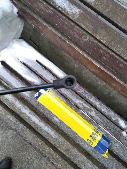 Амортизартор багажника