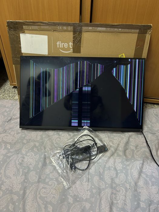 7 telewizorów Smart TV z uszkodzonymi ekranami