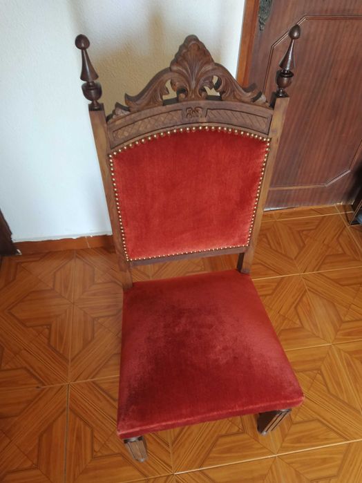 Cadeira antiga em bom estado.