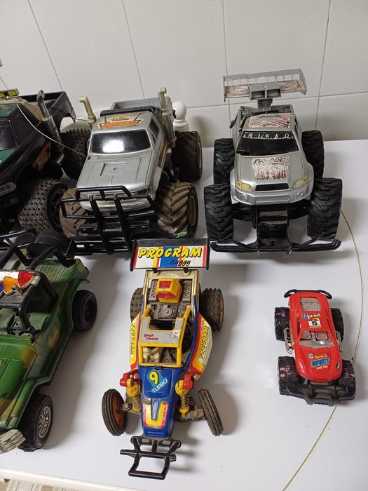 Jipes e 4X4 de grandes dimensões 6 unidades, médias 3 e uma pequena