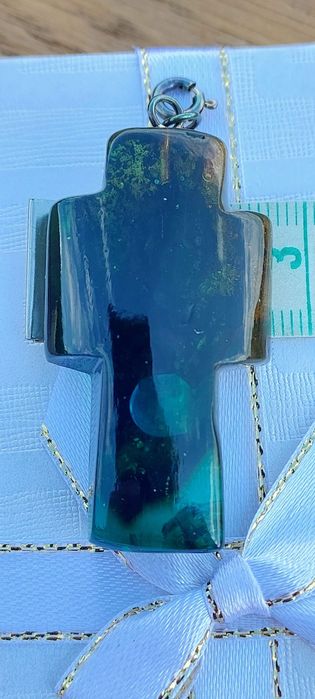 Zawieszka z bursztynu bałtyckiego barwionego