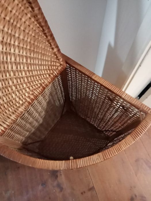Cesto de canto para roupa suja/ arrumação