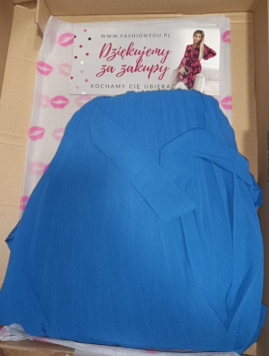 Niebiesko-kobaltowa sukienka na lato zwiewna