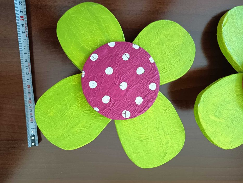 Varão de cortinados para quarto de menina