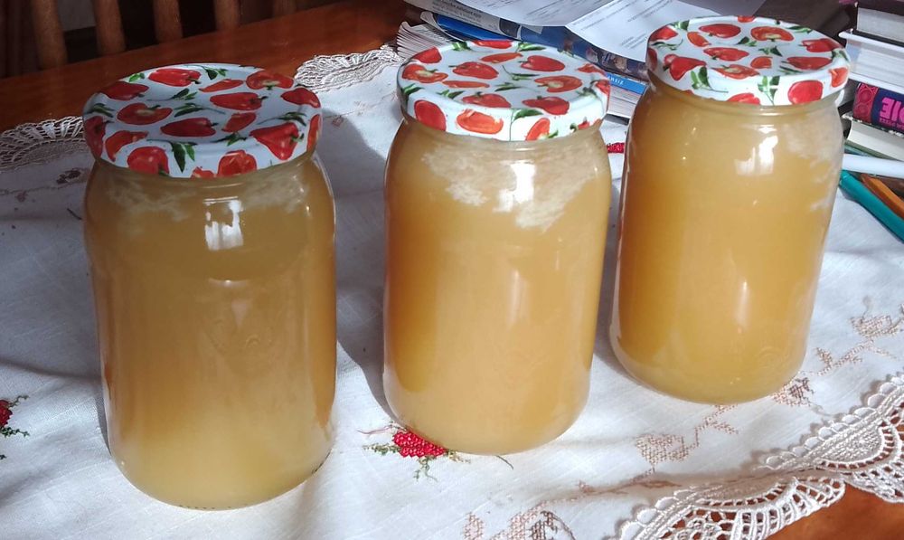 Miód lipowy z Mazur. Cztery słoiki 0,9 litrowe.