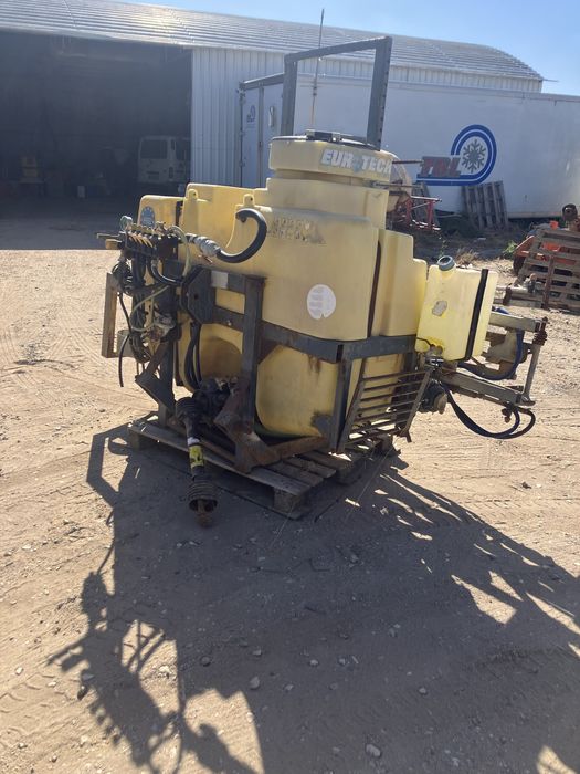 Pulverizador de 800L com barras de 14m