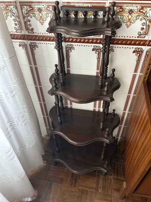 Estante de canto em madeira
