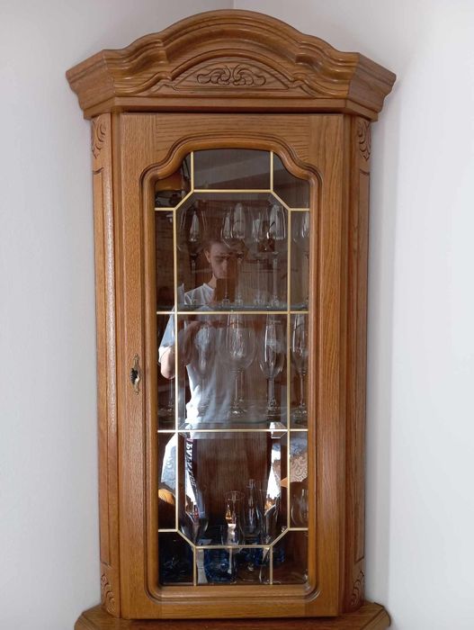 Witryna narożna zamykana na klucz