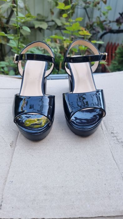 Босоніжки, Туфлі