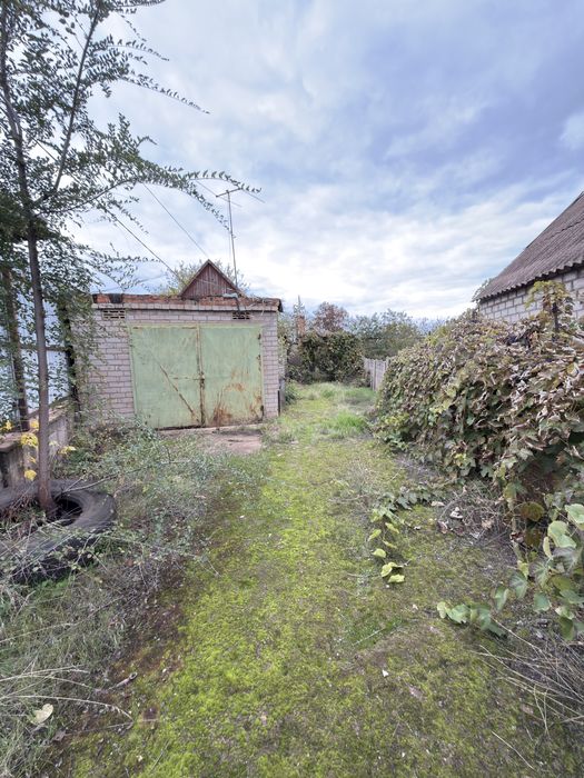 Продам ділянку у центрі міста з невеликим домом