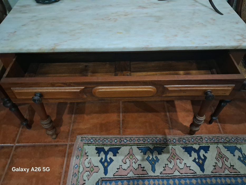 Mesa antiga com tampo de mármore