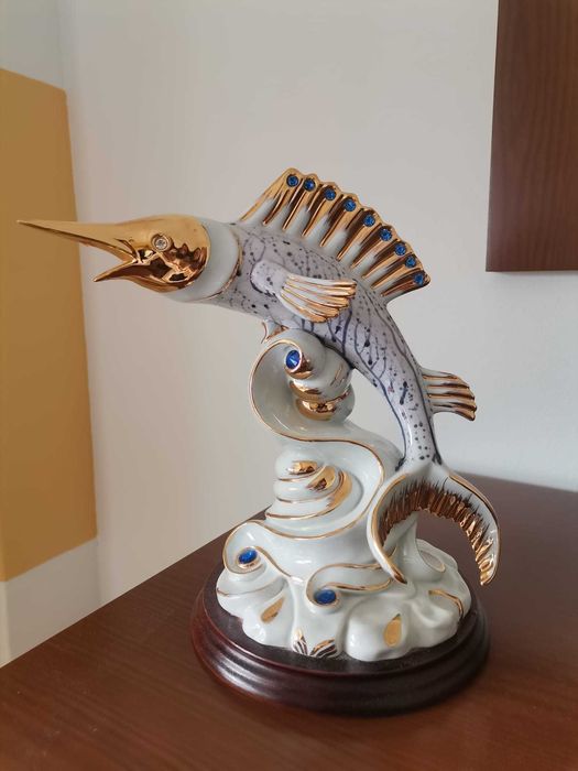 Artigo de decoração em loiça: peixe com detalhes dourados