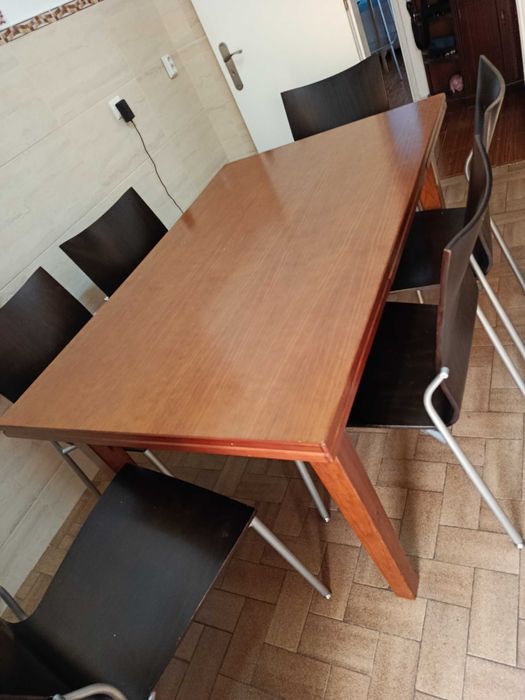Mesa de madeira extensível com 6 cadeiras